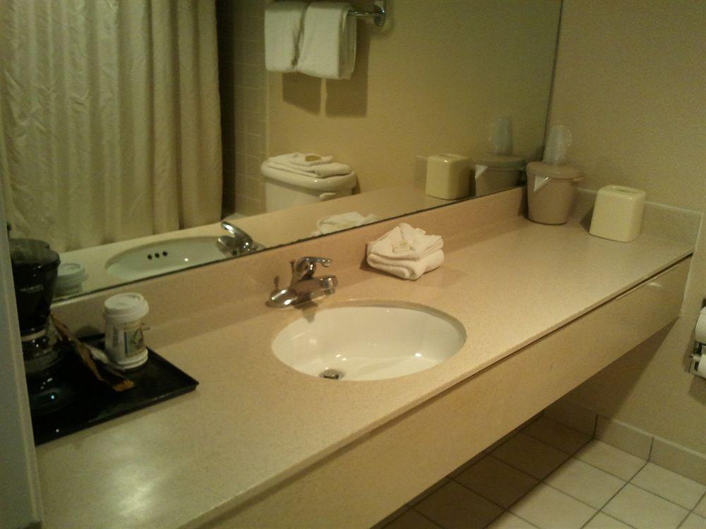 Fern Valley Hotel And Conference Center Louisville Bagian luar foto
